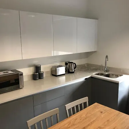 Entire Spacious 4 Bedroom Apartment In Борнмут Экстерьер фото