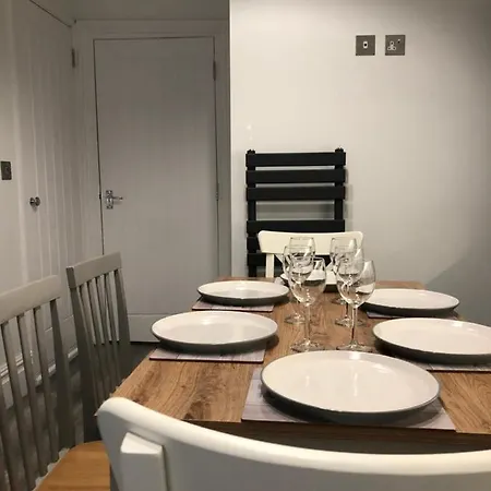 Entire Spacious 4 Bedroom Apartment In Борнмут Экстерьер фото