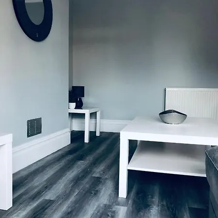 Entire Spacious 4 Bedroom Apartment In Борнмут Экстерьер фото