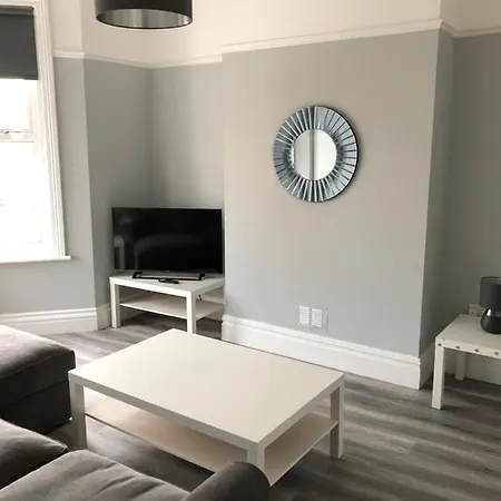 Entire Spacious 4 Bedroom Apartment In Борнмут Экстерьер фото