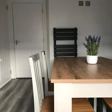 Entire Spacious 4 Bedroom Apartment In Борнмут Экстерьер фото