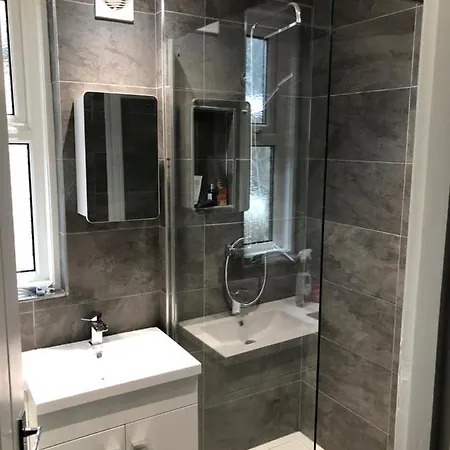 Entire Spacious 4 Bedroom Apartment In Борнмут Экстерьер фото