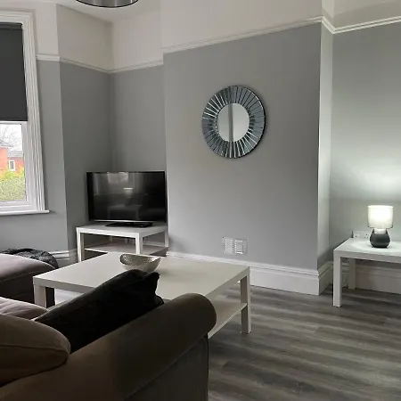 Entire Spacious 4 Bedroom Apartment In Борнмут Экстерьер фото