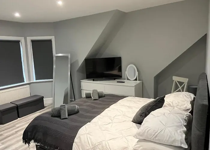 Entire Spacious 4 Bedroom Apartment In Bournemouth