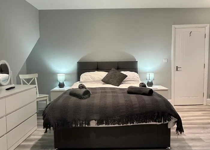Entire Spacious 4 Bedroom Apartment In Bournemouth