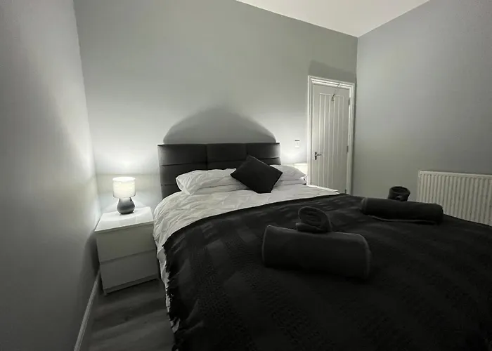 Entire Spacious 4 Bedroom Apartment In Bournemouth
