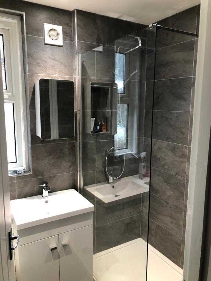 Entire Spacious 4 Bedroom In Апартаменты *