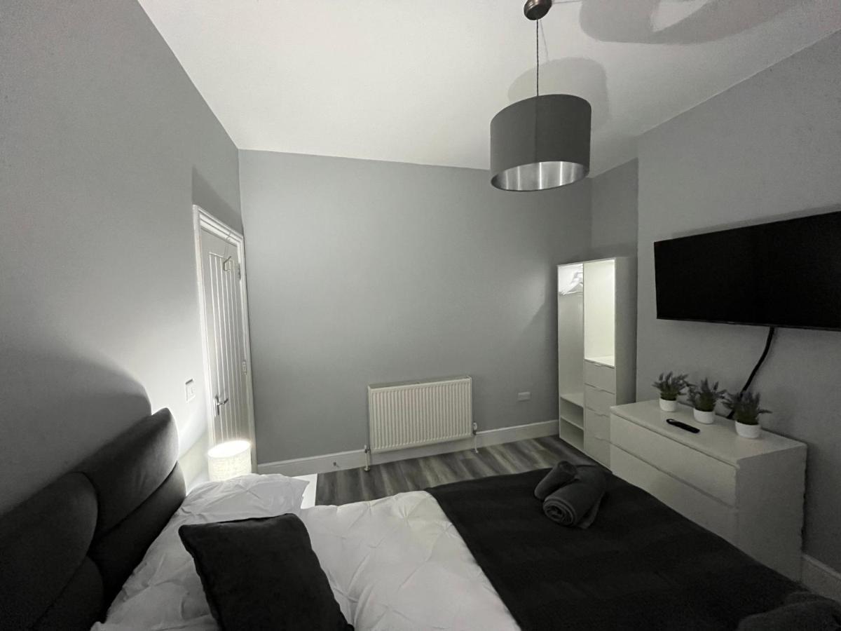 Entire Spacious 4 Bedroom In Апартаменты *
