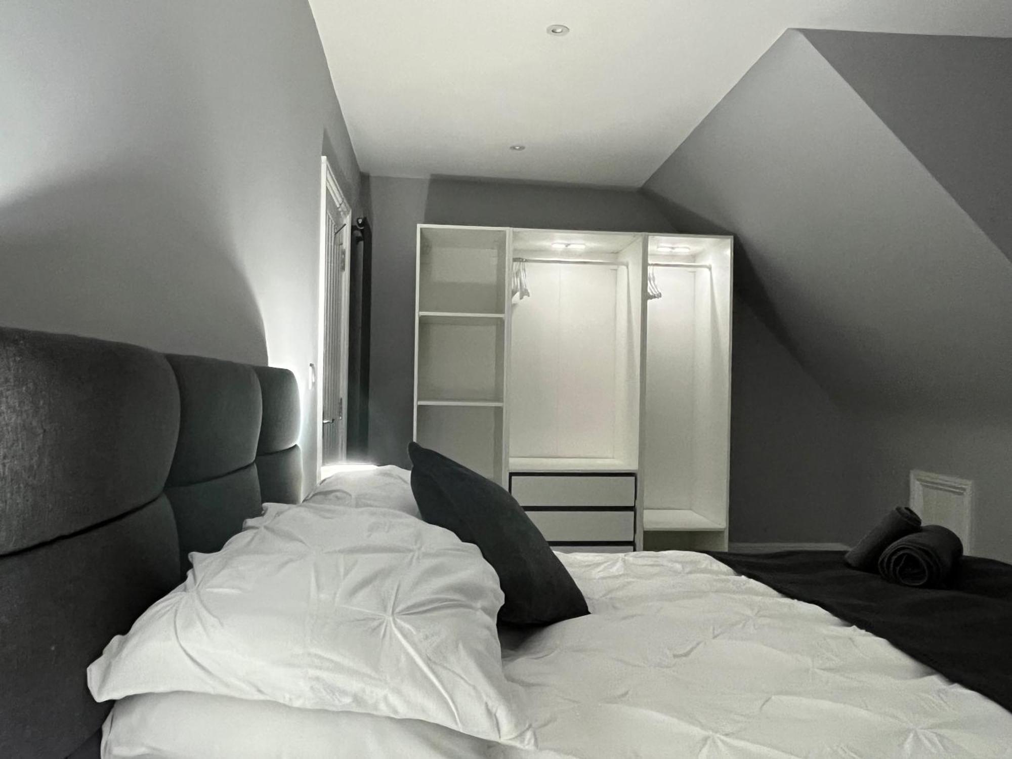 Entire Spacious 4 Bedroom In Апартаменты *